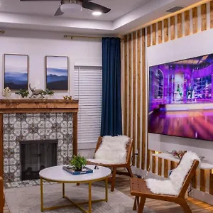  Holiday home Luxury 5-br House, Downtown With